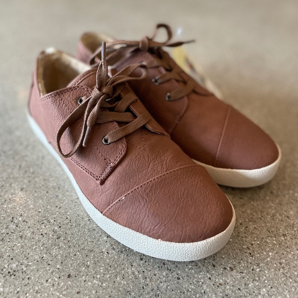 NWT Women’s TOMS Vegan Brown Leather Faux Fur Lined Paseo Sneaker